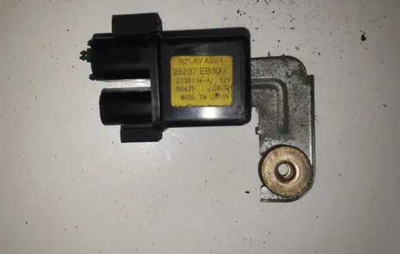 Nissan Pathfinder R51 Glow plug pre-heat relay 25237EB300