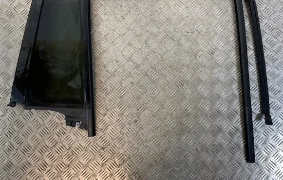 Jeep Grand Cherokee WL Rear vent window glass 