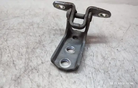 Mitsubishi L200 Front door lower hinge 