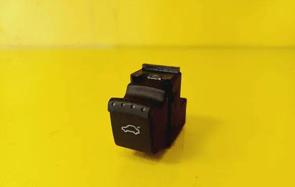 Volkswagen PASSAT B5.5 Tailgate opening switch 1J0959831A