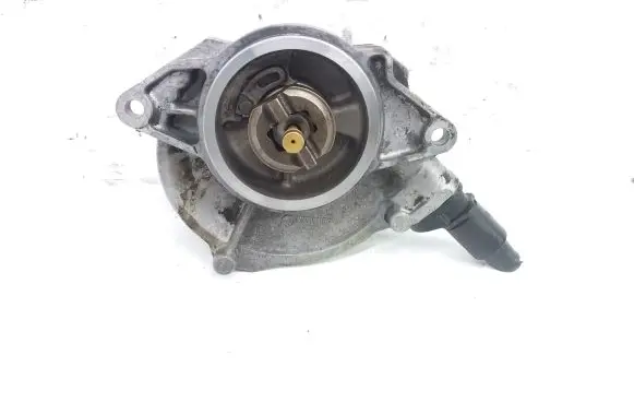 Volkswagen Touareg I Vacuum pump