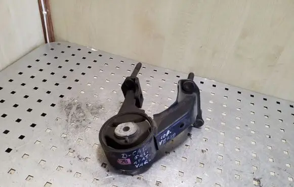 Toyota Corolla Verso E121 Engine mount bracket