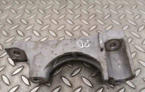 Lexus ES 250 - 300 - 330 Engine mounting bracket