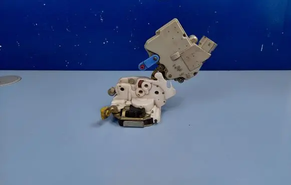 Nissan Terrano Front door lock 805027F000