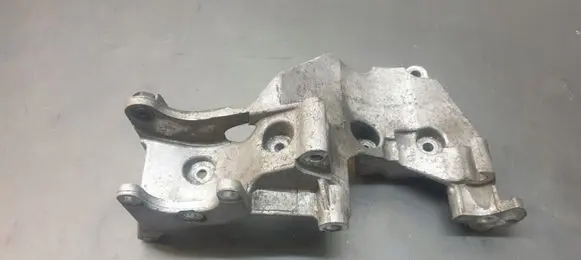 KIA Carnival Generator/alternator bracket 