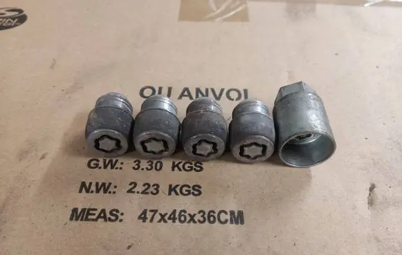 Nissan Juke I F15 Anti-theft wheel nuts and lock 