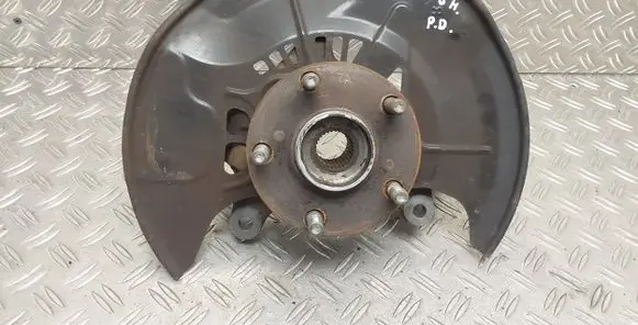 Toyota RAV 4 (XA40) Front wheel hub