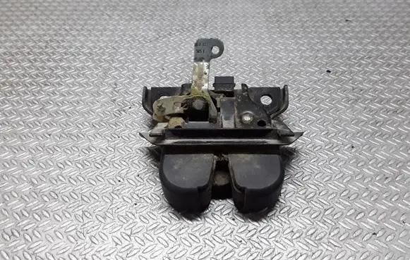 Audi A4 S4 B5 8D Tailgate/trunk/boot lock/catch/latch 8L0827505E