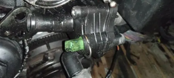 Engine coolant pipe/hose