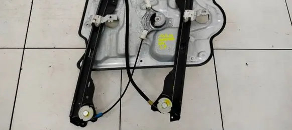 Nissan Qashqai Front door window regulator with motor 
