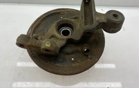 Subaru Impreza I Rear wheel hub
