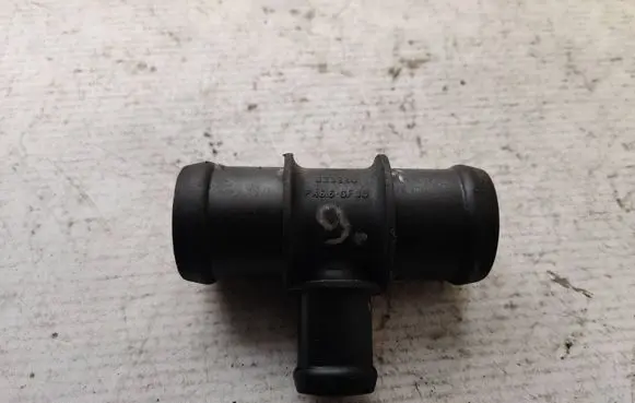Volkswagen PASSAT B7 Engine coolant pipe/hose 323220