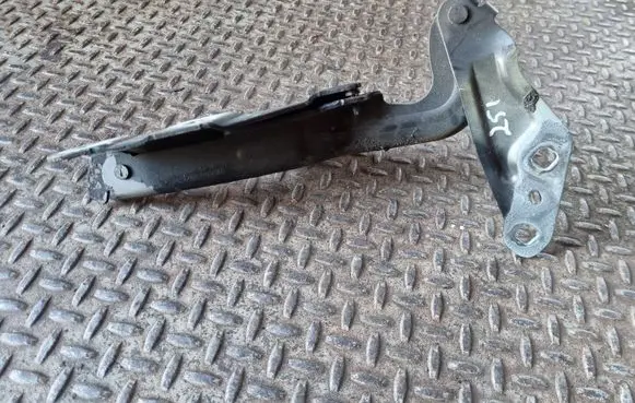 Engine bonnet/hood hinges