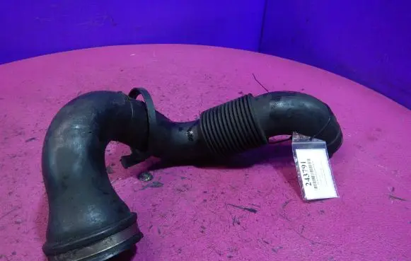 Audi A8 S8 D3 4E Air intake hose/pipe 057129609C