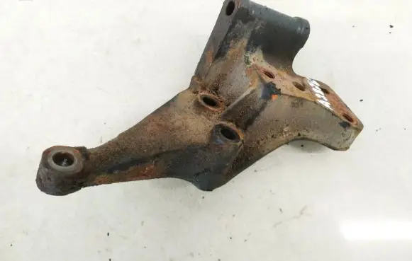 Nissan Sunny Engine mounting bracket