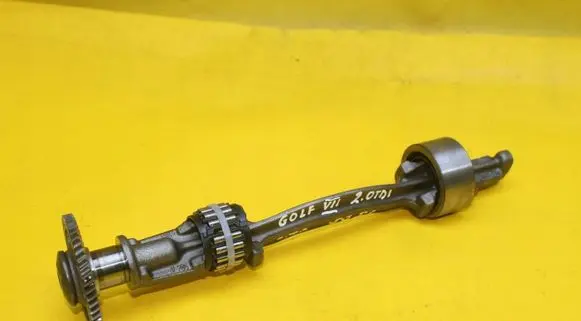 Volkswagen Golf VII Oil pump balance shaft 