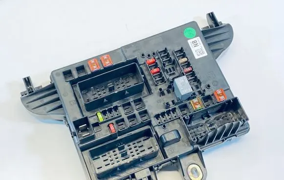 Opel Insignia A Fuse module 13277318