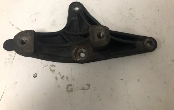 Toyota Avensis T270 Engine mounting bracket 434570F040