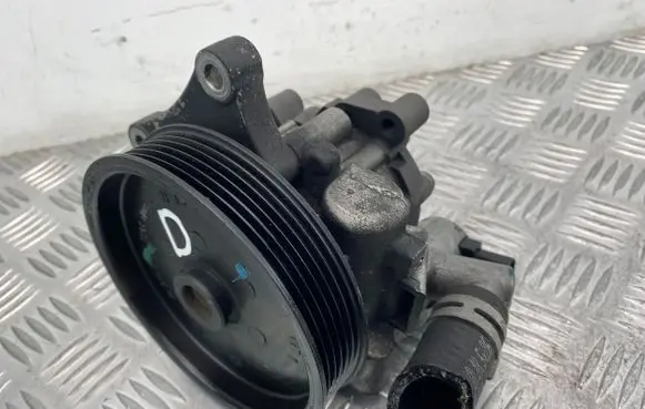 Mercedes-Benz C W204 Power steering pump A0064667601 7693955170 5737101040