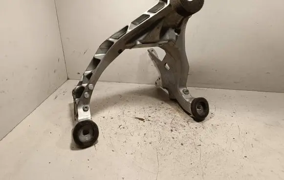 BMW 7 F01 F02 F03 F04 Steering rack mounting bracket 6140829