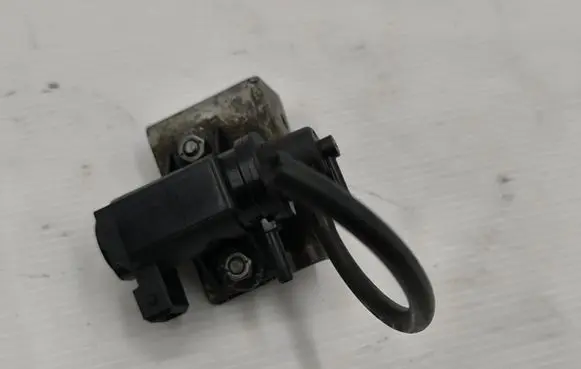 BMW 3 E90 E91 Valve vacuum 7796634