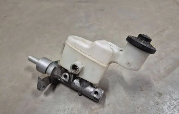 Toyota Hilux (AN10, AN20, AN30) Master brake cylinder