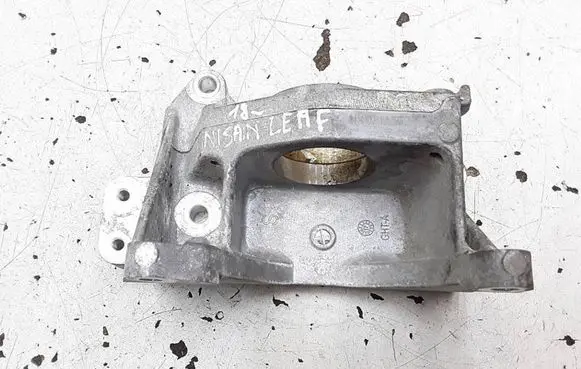 Nissan Leaf II (ZE1) Driveshaft support bearing bracket 180121A332