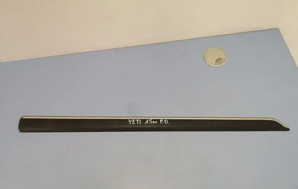 Skoda Yeti (5L) Front door trim (molding) 5L0853518B