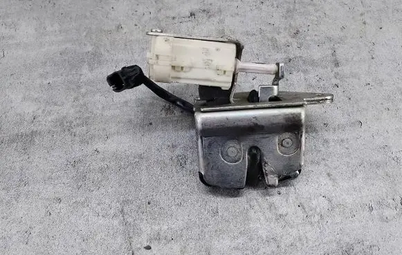 Alfa Romeo GT Tailgate lock latch 