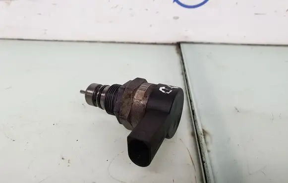 BMW 5 E60 E61 Fuel pressure regulator 0281002738 7805734 13537805734