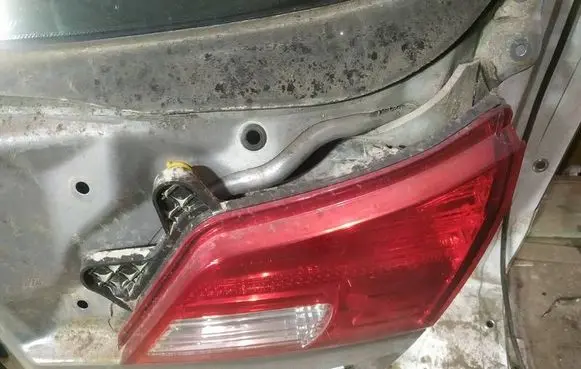 Tailgate rear/tail lights