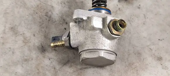 Skoda Octavia Mk3 (5E) Fuel injection high pressure pump 04E127026H DE250713 1536528