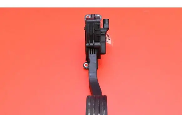 Accelerator throttle pedal