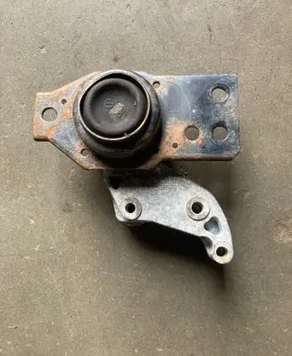 Nissan X-Trail T31 Engine mount bracket F6036100