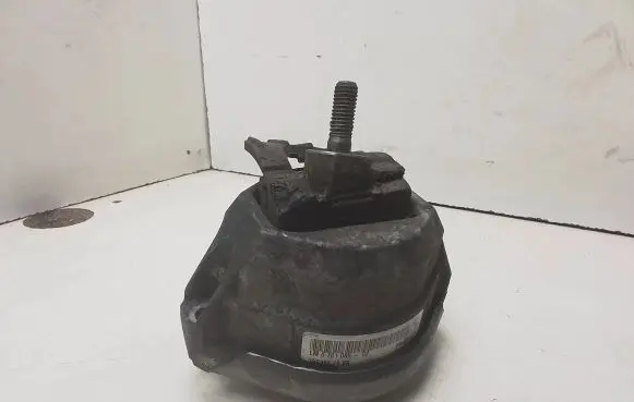BMW 5 E60 E61 Engine mount bracket 6761089 15934612