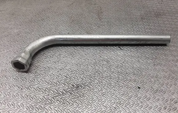 Volkswagen Touran I Wheel nut wrench 4D0012219A