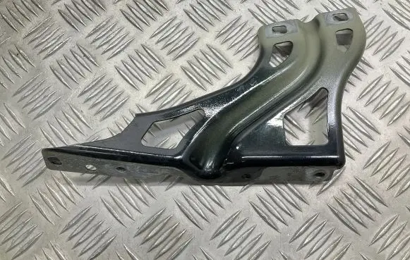 Audi Q3 8U Fender mounting bracket 8U0821136