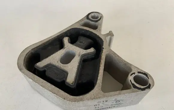 Mercedes-Benz CLA C117 X117 W117 Engine mount bracket A2462400809