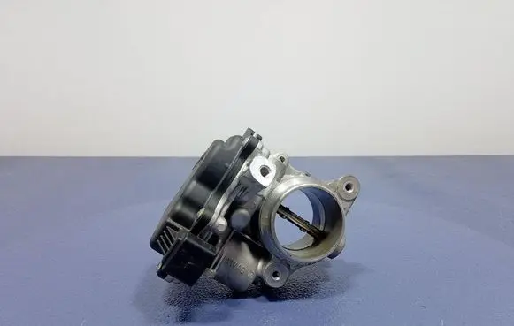 Volkswagen PASSAT CC Throttle body valve 04L128059R