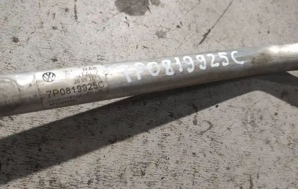 Volkswagen Touareg II Engine coolant pipe/hose 7P0819925C