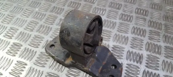 Mitsubishi Carisma Engine mount bracket