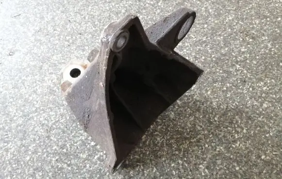 Audi A4 S4 B5 8D Gearbox mounting bracket 8D0399114