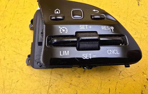 Mercedes-Benz Sprinter W907 W910 Steering wheel buttons/switches A0999053504