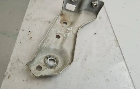 Honda CR-V Fender mounting bracket