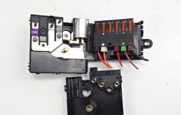 Mercedes-Benz CLS C219 Fuse module 2119820402 00H60