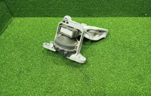 Engine mount bracket