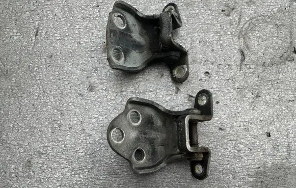 Mitsubishi Pajero Front door hinge set MB227223 MB227221