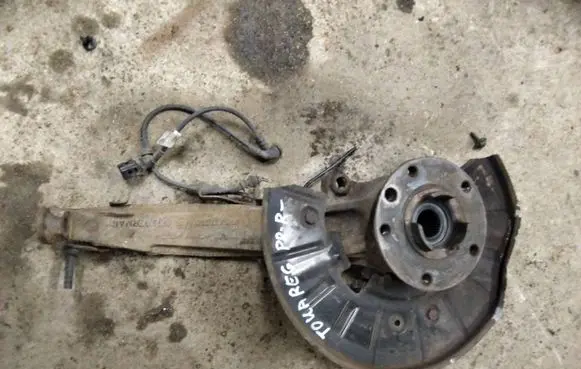 Volkswagen Touareg II Front wheel hub spindle knuckle 7P6407246