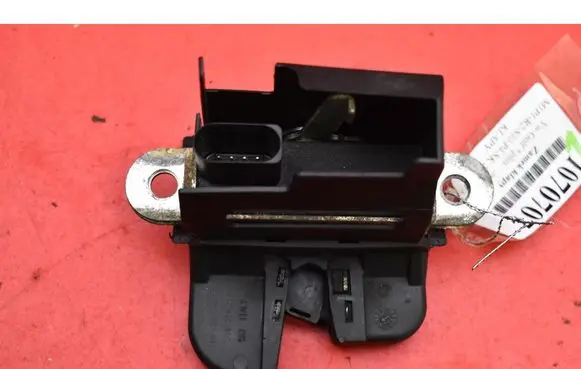 Volkswagen Golf V Tailgate/trunk/boot lock/catch/latch 5M0827505B