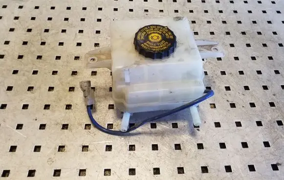 Lexus CT 200H Brake fluid reservoir 